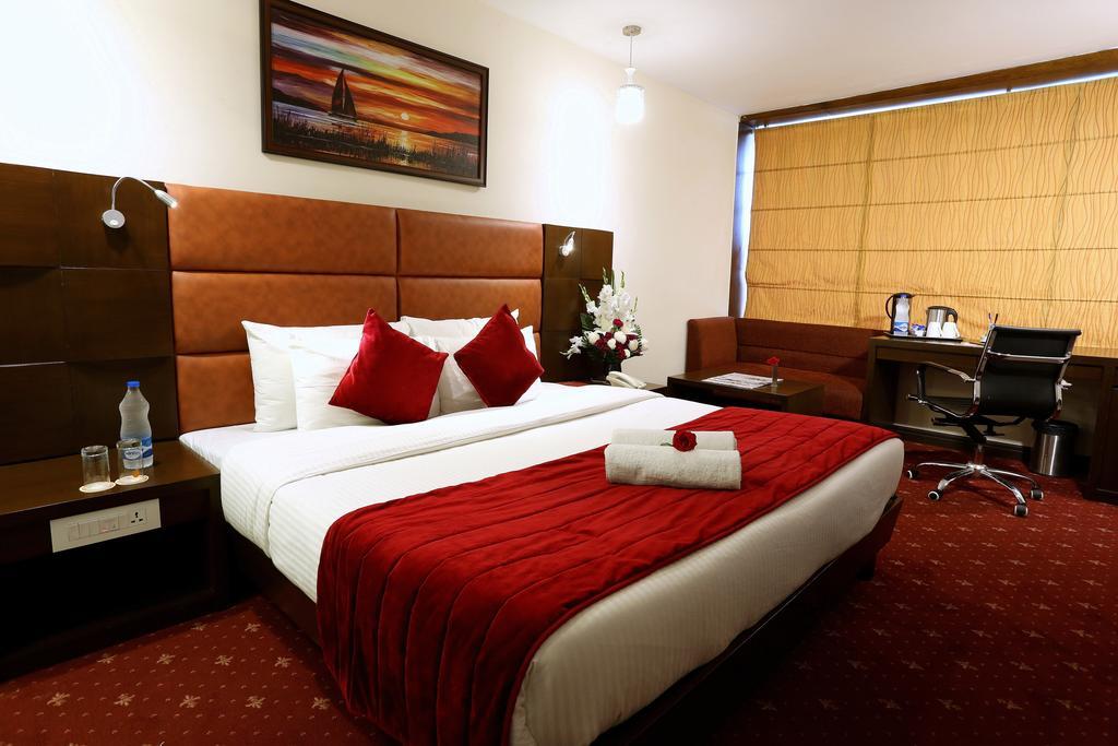 Hotel Sunbeam Premium Zirakpur Habitación foto